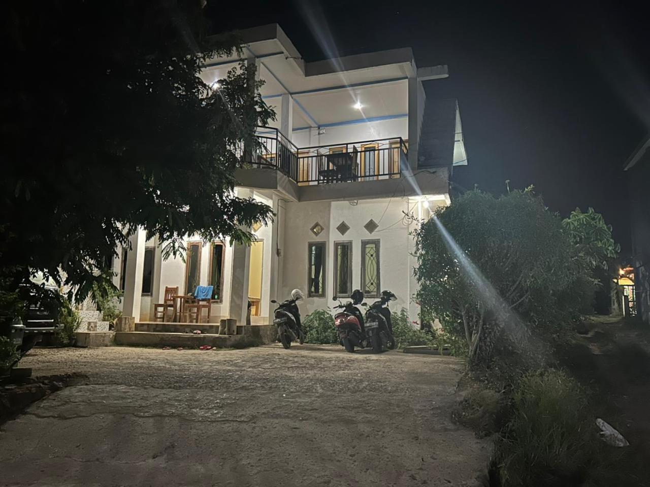 Four-G Home Stay & Komodo Tour لابوان باجو المظهر الخارجي الصورة